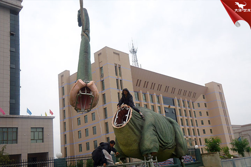 工人師傅現場為客戶安裝仿真腕龍